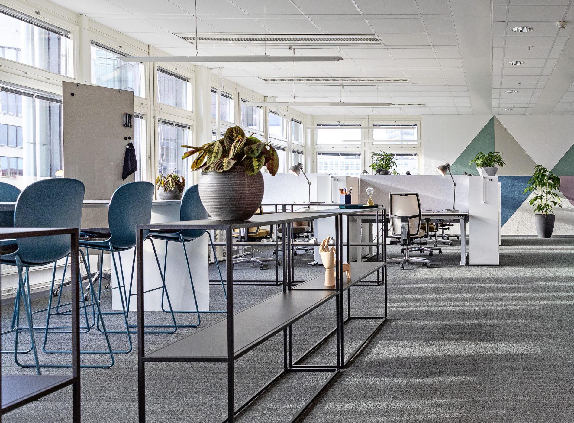 Bilden visar ett tomt kontor, färdigt inrett men utan människor.